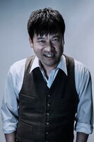 キツネ役を演じる佐藤二朗。 (c)2013「JUDGE」製作委員会