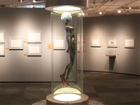 アヤナミレイ（仮称）の等身大フィギュア。「エヴァンゲリオン展」松屋銀座(c)カラー