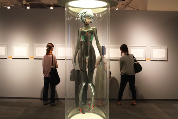 アヤナミレイ（仮称）の等身大フィギュア。「エヴァンゲリオン展」松屋銀座(c)カラー