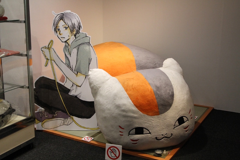 ニャンコ先生のぬいぐるみは2mと特大サイズ。