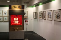 多数のカラー原画に囲まれた「ニャンコ先生の祠」。