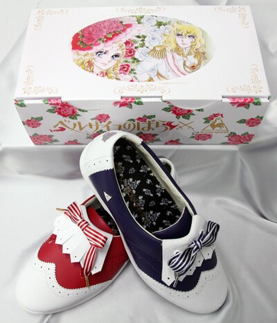 右がシトワイヤン（ネイビー）、左がシトワイヤン（レッド）、後ろがオリジナルシューズボックス。