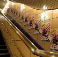 「ディーふらぐ！」で装飾された、国際展示場駅のエスカレーター。