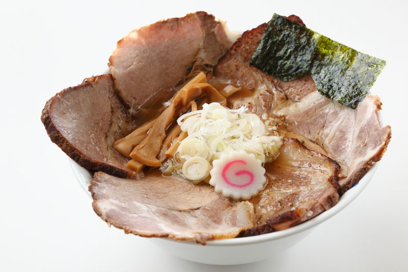 「大勝軒」肉たっぷり！花礫のチャーシュー麺 (c)御巫桃也/一迅社・カーニヴァル製作委員会