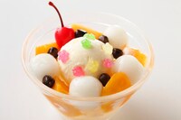 「喜の字屋」ティンキュンゴウと星が降る☆ツクモのフルーツあんみつ♪ (c)御巫桃也/一迅社・カーニヴァル製作委員会