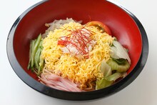 「松前藩」漲る男子の心意気！体もホットな與儀のピリ辛冷やし中華！！ (c)御巫桃也/一迅社・カーニヴァル製作委員会