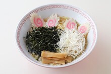 「麺吉」羊と兎の白黒ラーメン (c)御巫桃也/一迅社・カーニヴァル製作委員会