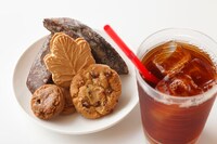 「大江戸カフェ」大人の魅力？燭先生のアイスティーと黒砂糖クッキーセット (c)御巫桃也/一迅社・カーニヴァル製作委員会
