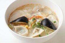 「韓味村」无も興味津々？！モッチモチの餃子トック (c)御巫桃也/一迅社・カーニヴァル製作委員会