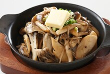 「片口屋」嘉禄も絶賛！！ニジの森で採取したキノコのバター炒め (c)御巫桃也/一迅社・カーニヴァル製作委員会