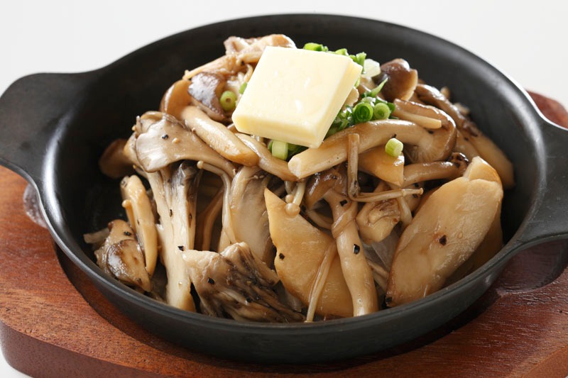 「片口屋」嘉禄も絶賛！！ニジの森で採取したキノコのバター炒め (c)御巫桃也/一迅社・カーニヴァル製作委員会