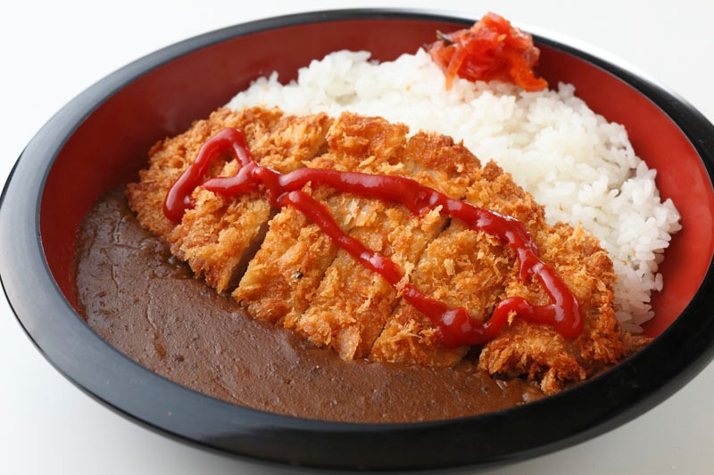 「小樽市場」食え食え！明日は遠足、明日の活力かつカレー (c)御巫桃也/一迅社・カーニヴァル製作委員会