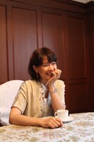 インタビューに応じるヤマザキマリ。