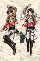 エレンの抱き枕カバー（左）とリヴァイの抱き枕カバー（右）。(c)諫山創・講談社／「進撃の巨人」製作委員会