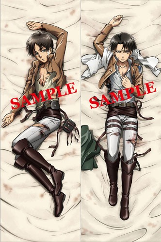 エレンの抱き枕カバー（左）とリヴァイの抱き枕カバー（右）。(c)諫山創・講談社／「進撃の巨人」製作委員会