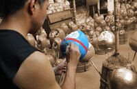 「高崎だるま（青）」に筆を入れる職人。(c)Fujiko-Pro,Shogakukan,TV-Asahi,Shin-ei,and ADK