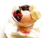 「雛苺のクリームあんみつ～いちご大福風～」500円（ドリンクセット 700円） (c)PEACH-PIT・集英社／ローゼンメイデン製作委員会