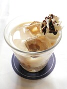 「『まいた』桜田ジュン チョコレートシロップ×ミルク×ココア＋ホイップ＋チョコレートソース」450円（ドリンクセット可）(c)PEACH-PIT・集英社／ローゼンメイデン製作委員会