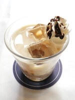 「『まいた』桜田ジュン チョコレートシロップ×ミルク×ココア＋ホイップ＋チョコレートソース」450円（ドリンクセット可）(c)PEACH-PIT・集英社／ローゼンメイデン製作委員会