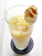 「『まかなかった』桜田ジュン キャラメルシロップ×ミルク×アイスティー＋ホイップ＋キャラメルソース」450円（ドリンクセット可）(c)PEACH-PIT・集英社／ローゼンメイデン製作委員会