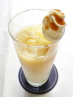 「『まかなかった』桜田ジュン キャラメルシロップ×ミルク×アイスティー＋ホイップ＋キャラメルソース」450円（ドリンクセット可）(c)PEACH-PIT・集英社／ローゼンメイデン製作委員会