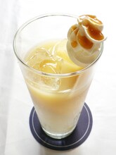 「『まかなかった』桜田ジュン キャラメルシロップ×ミルク×アイスティー＋ホイップ＋キャラメルソース」450円（ドリンクセット可）(c)PEACH-PIT・集英社／ローゼンメイデン製作委員会