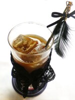 「第1ドール 水銀燈 ブルーベリーカルピス×コーラ＋クランベリー＋レース飾り＋羽根飾り」450円（ドリンクセット可）(c)PEACH-PIT・集英社／ローゼンメイデン製作委員会