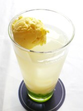 「第2ドール 金糸雀 キウイソース×グレープフルーツカルピス＋バニラアイス」450円（ドリンクセット可）(c)PEACH-PIT・集英社／ローゼンメイデン製作委員会