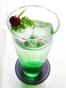 「第3ドール 翠星石 グリーンミントシロップ×ジンジャーエール＋クランベリー＋ハーブ」450円（ドリンクセット可）(c)PEACH-PIT・集英社／ローゼンメイデン製作委員会