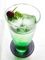 「第3ドール 翠星石 グリーンミントシロップ×ジンジャーエール＋クランベリー＋ハーブ」450円（ドリンクセット可）(c)PEACH-PIT・集英社／ローゼンメイデン製作委員会