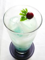 「第4ドール 蒼星石 ブルーベリーソース×ブルーハワイシロップ×ヨーグルトドリンク＋クランベリー＋ハーブ」450円（ドリンクセット可）(c)PEACH-PIT・集英社／ローゼンメイデン製作委員会