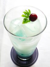 「第4ドール 蒼星石 ブルーベリーソース×ブルーハワイシロップ×ヨーグルトドリンク＋クランベリー＋ハーブ」450円（ドリンクセット可）(c)PEACH-PIT・集英社／ローゼンメイデン製作委員会