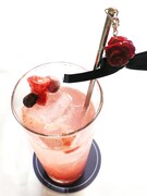 「第5ドール 真紅 ラズベリーソース×ローズソーダ＋ミックスベリー＋ビーズ飾り」450円（ドリンクセット可）(c)PEACH-PIT・集英社／ローゼンメイデン製作委員会