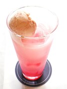「第6ドール 雛苺 ストロベリーシロップ×ヨーグルトドリンク＋ストロベリーアイス」450円（ドリンクセット可）(c)PEACH-PIT・集英社／ローゼンメイデン製作委員会