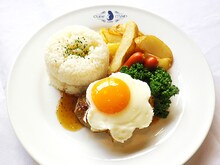 「花丸ハンバーグプレート」900円（ドリンクセット 1100円） (c)PEACH-PIT・集英社／ローゼンメイデン製作委員会