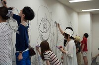 「ラクガキ」に興じるマンガ家たち。 (c)小学館