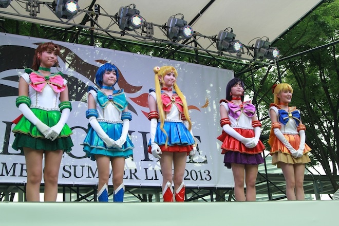 （左から）セーラージュピター役の高橋ユウ、セーラーマーキュリー役の松浦雅、セーラームーン役の大久保聡美、セーラーマーズ役の七木奏音、セーラーヴィーナス役の坂田しおり。