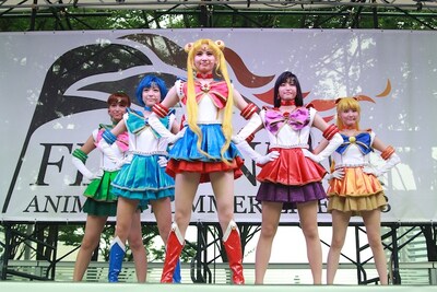 ステージに現れたセーラー戦士たち。5人揃って衣装を着用し人前で歌唱するのは、このステージが初めて。