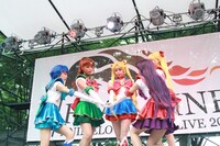 歌って踊るセーラー戦士の5人。