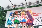 歌って踊るセーラー戦士の5人。