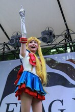 ポーズを決めるセーラームーン役の大久保聡美。