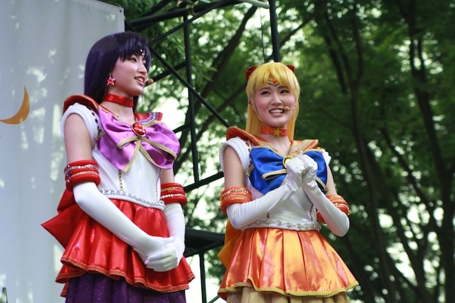 和気あいあいとトークするセーラー戦士たち。
