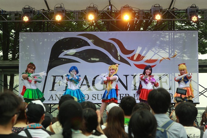 ポーズを決めるセーラー戦士の5人。