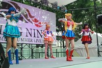 歌って踊るセーラー戦士たち。