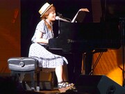 演奏を披露する溝口涼子。