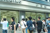 8月24日、25日の2日間合わせて約8000人が詰めかけ、豪華なラクガキに見入っていた。