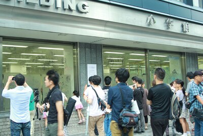 8月24日、25日の2日間合わせて約8000人が詰めかけ、豪華なラクガキに見入っていた。