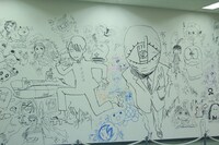 小学館ビル1階応接ロビーの壁一面に描かれたラクガキ。「20世紀少年」のともだちや、「究極超人あ～る」のR・田中一郎などが描かれている。