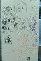 小学館ビル1階応接ロビーのラクガキ。