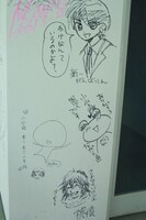 小学館ビル1階応接ロビーのラクガキ。